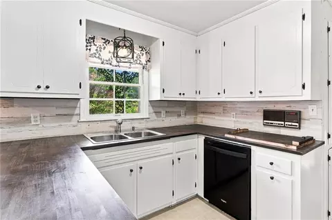 Kitchen - 7018 Highway 27, Buchanan, GA 30113 photo 7 of 7