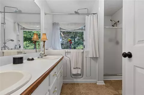 Bath - 2128 Cluster Ln, Grayson, GA 30017 photo 2 of 4