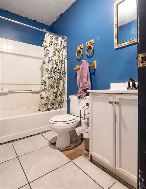 Bath - 1040 Laboon Rd, Monroe, GA 30655 photo 1 of 1