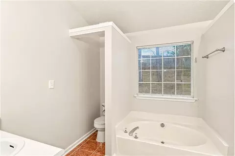 Bath - 1426 Hyde Ct, Hampton, GA 30228 photo 1 of 3