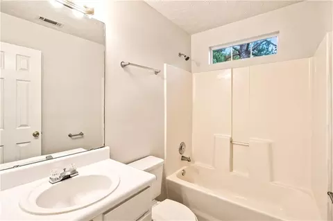 Bath - 1426 Hyde Ct, Hampton, GA 30228 photo 2 of 3