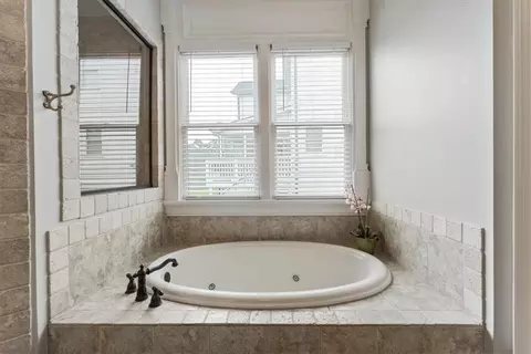 Bath - 657 Dunbrody Dr, Milton, GA 30004 photo 5 of 9