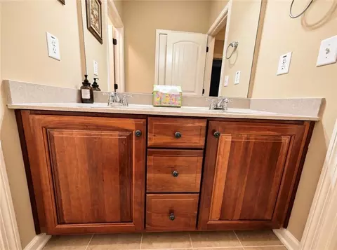 Bath - 1653 Elesmere Oak Ct, Duluth, GA 30097 photo 3 of 11