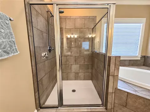 Bath - 1653 Elesmere Oak Ct, Duluth, GA 30097 photo 9 of 11