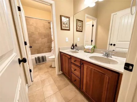 Bath - 1653 Elesmere Oak Ct, Duluth, GA 30097 photo 2 of 11
