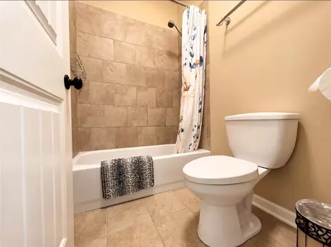Bath - 1653 Elesmere Oak Ct, Duluth, GA 30097 photo 4 of 11