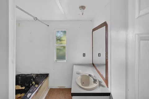 Bath - 357 E Second St E, Blue Ridge, GA 30513 photo 1 of 1