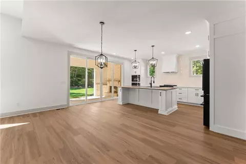Living - 136 Lakeview Way, Baldwin, GA 30511 photo 6 of 8