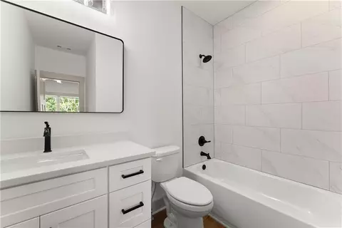 Bath - 136 Lakeview Way, Baldwin, GA 30511 photo 7 of 8