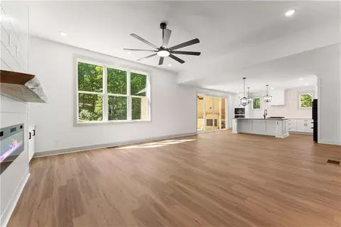 Living - 136 Lakeview Way, Baldwin, GA 30511 photo 2 of 8