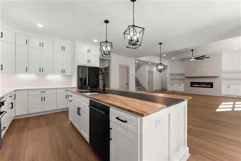 Kitchen - 136 Lakeview Way, Baldwin, GA 30511 photo 5 of 5
