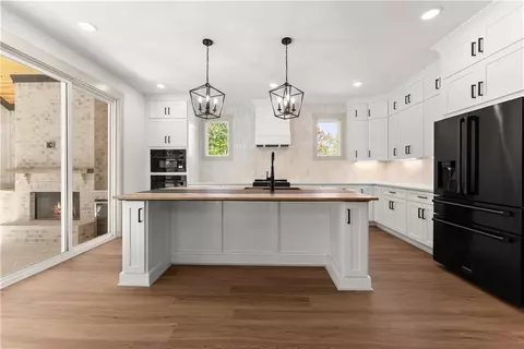 Kitchen - 136 Lakeview Way, Baldwin, GA 30511 photo 2 of 5