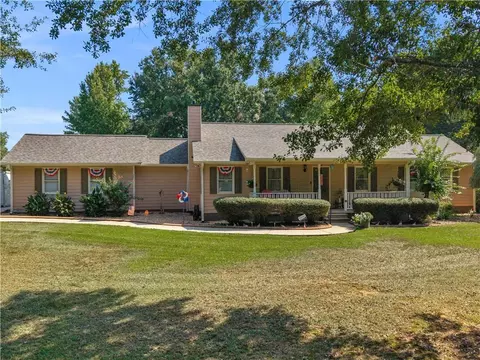 837 Sunset Dr, Locust Grove, GA 30248