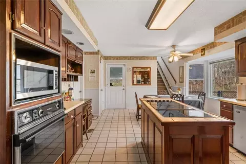 Kitchen - 1444 Thrasher Hls, Dalton, GA 30721 photo 2 of 8