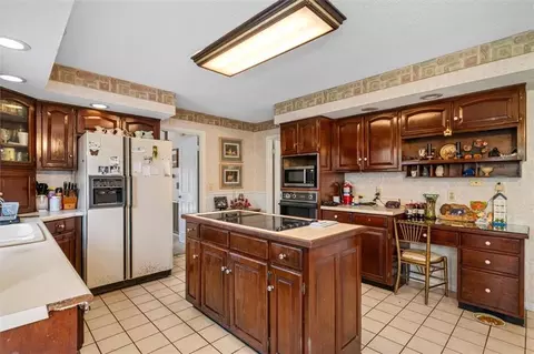 Kitchen - 1444 Thrasher Hls, Dalton, GA 30721 photo 3 of 8