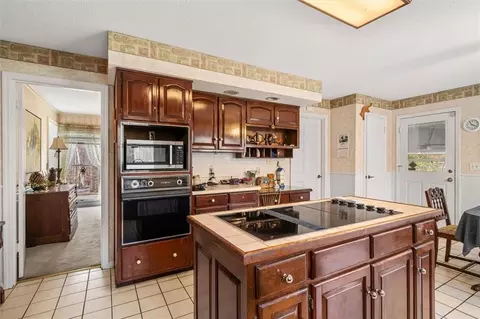 Kitchen - 1444 Thrasher Hls, Dalton, GA 30721 photo 4 of 8