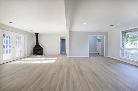 Living - 102 Summit Dr, Griffin, GA 30224 photo 6 of 10