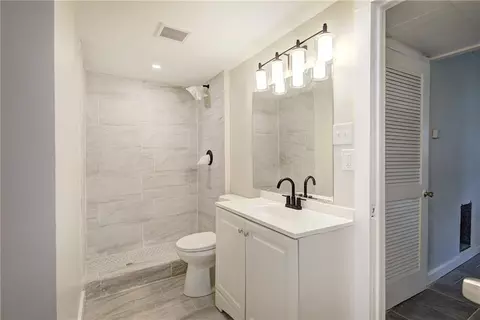 Bath - 102 Summit Dr, Griffin, GA 30224 photo 3 of 4