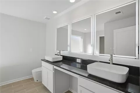 Bath - 505 Headwater Ct, Lagrange, GA 30241 photo 1 of 3