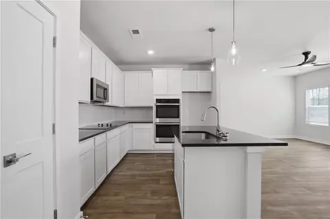 Kitchen - 505 Headwater Ct, Lagrange, GA 30241 photo 2 of 3
