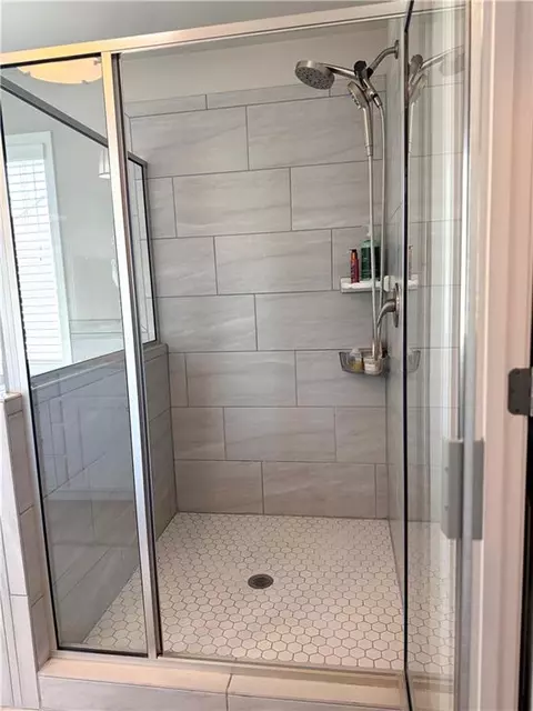 Bath - 4017 Windsor Trl, Gainesville, GA 30506 photo 7 of 10