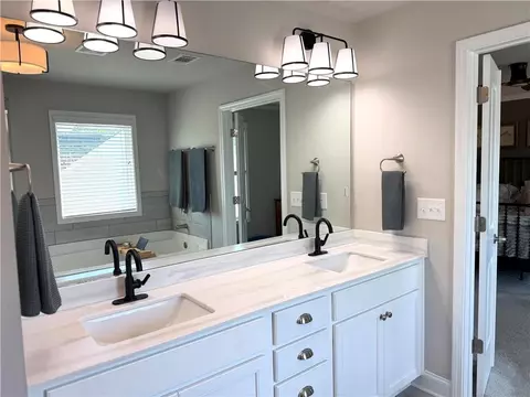 Bath - 4017 Windsor Trl, Gainesville, GA 30506 photo 5 of 10