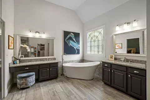 Bath - 190 Oakhurst Leaf Dr, Milton, GA 30004 photo 3 of 10