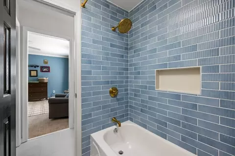 Bath - 190 Oakhurst Leaf Dr, Milton, GA 30004 photo 7 of 10