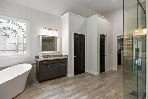 Bath - 190 Oakhurst Leaf Dr, Milton, GA 30004 photo 2 of 10