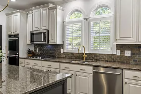 Kitchen - 190 Oakhurst Leaf Dr, Milton, GA 30004 photo 6 of 9
