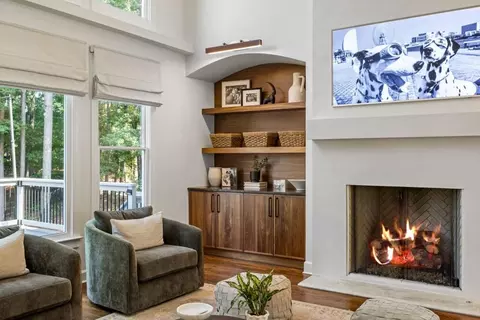 Living - 190 Oakhurst Leaf Dr, Milton, GA 30004 photo 3 of 7