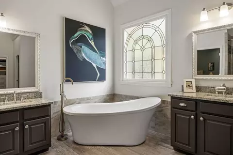 Bath - 190 Oakhurst Leaf Dr, Milton, GA 30004 photo 4 of 10