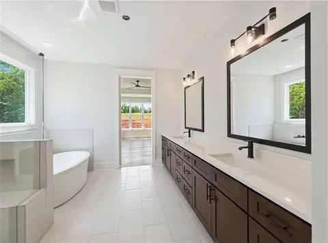 Bath - 141 Palisade Dr, Rydal, GA 30171 photo 3 of 12