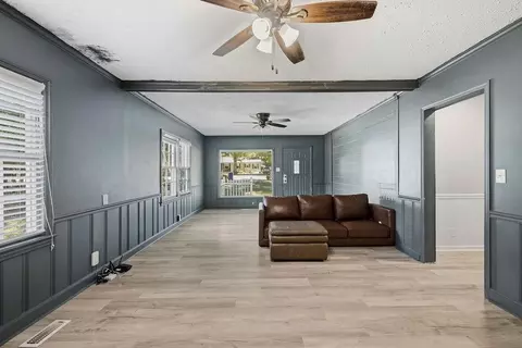 Living - 313 Glen Iris Dr, Monroe, GA 30655 photo 2 of 4