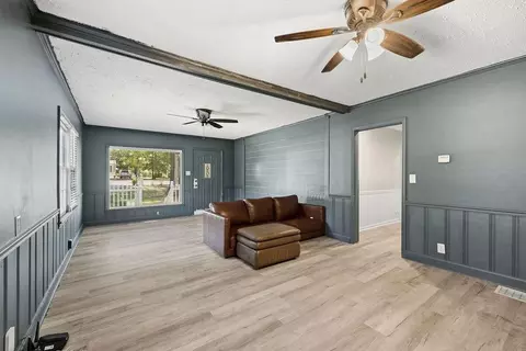 Living - 313 Glen Iris Dr, Monroe, GA 30655 photo 3 of 4