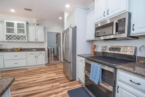 Kitchen - 128 Windsor Ct, Williamson, GA 30292 photo 4 of 6
