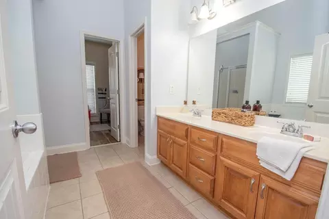 Bath - 128 Windsor Ct, Williamson, GA 30292 photo 1 of 5