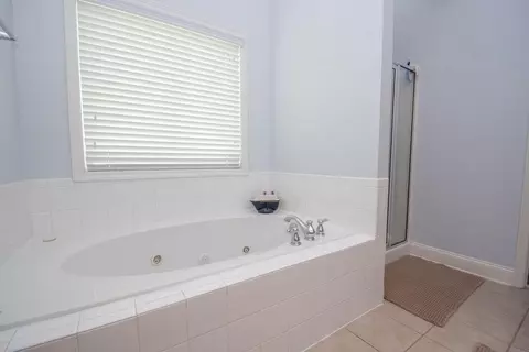 Bath - 128 Windsor Ct, Williamson, GA 30292 photo 2 of 5