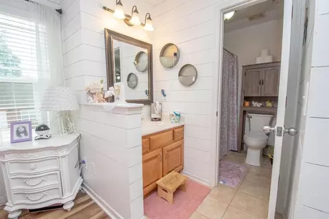 Bath - 128 Windsor Ct, Williamson, GA 30292 photo 4 of 5