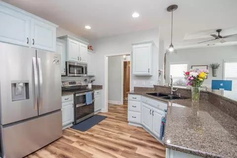 Kitchen - 128 Windsor Ct, Williamson, GA 30292 photo 2 of 6