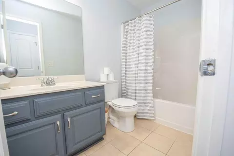 Bath - 128 Windsor Ct, Williamson, GA 30292 photo 3 of 5