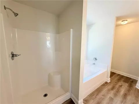 Bath - 249 Clearwater Dr, Monroe, GA 30655 photo 1 of 2