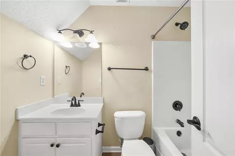 Bath - 1347 Vine Cir, Mcdonough, GA 30253 photo 3 of 4