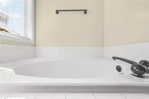 Bath - 1347 Vine Cir, Mcdonough, GA 30253 photo 2 of 4