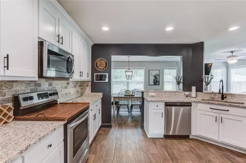 Kitchen - 242 Lokeys Cir, Bethlehem, GA 30620 photo 5 of 8