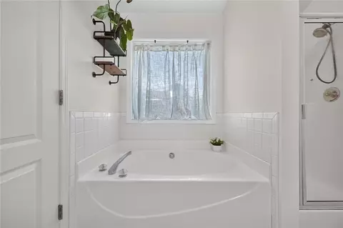 Bath - 962 Compass Dr, Bethlehem, GA 30620 photo 3 of 5