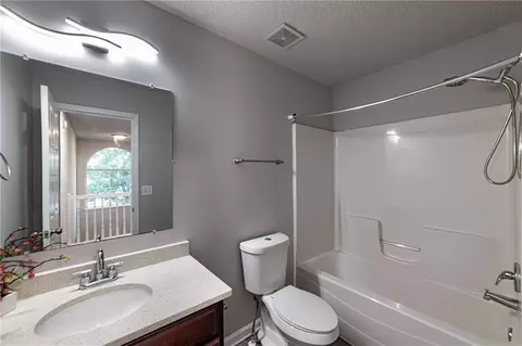 Bath - 596 Vaughan Dr, Hampton, GA 30228 photo 3 of 7