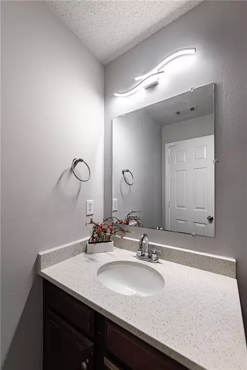 Bath - 596 Vaughan Dr, Hampton, GA 30228 photo 4 of 7