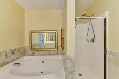 Bath - 2726 Beynon Ln, Suwanee, GA 30024 photo 5 of 7