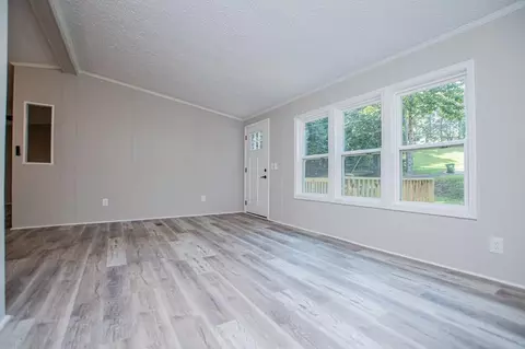 Living - 61 Crest Rd, Carrollton, GA 30116 photo 7 of 10